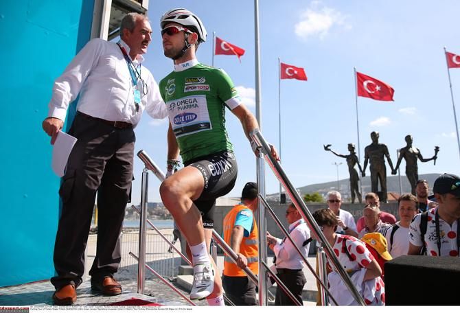 Mark Cavendish heads to sign in