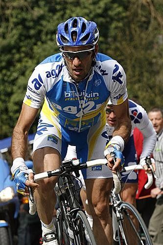 Jose Luis Arrieta (AG2R) leads Finot on the Mur