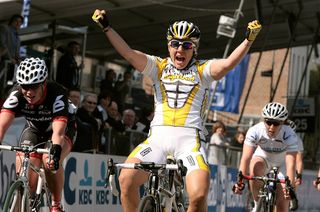 Ina Teutenberg celebrate after winning the 2009 Tour of Flanders women's race