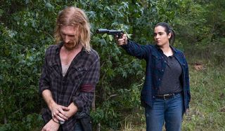 tara holding dwight at gunpoint walking dead