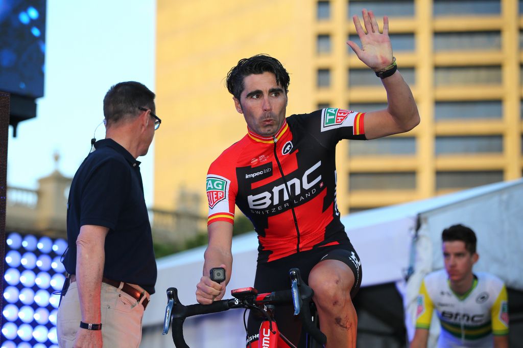 Fran Ventoso (BMC) waves to the crowd at the team presentation