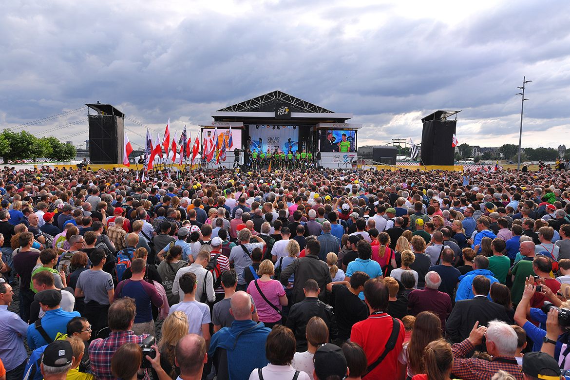 Huge crowds for the Tour de France teams presentation in D&uuml;sseldorf