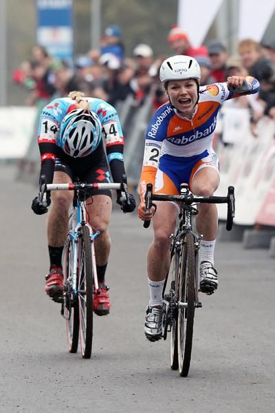 Sanne van Paassen (Rabobank Women Cycling) is too fast for Katie Compton (Trek Cyclocross Collective) on the finishing straight.