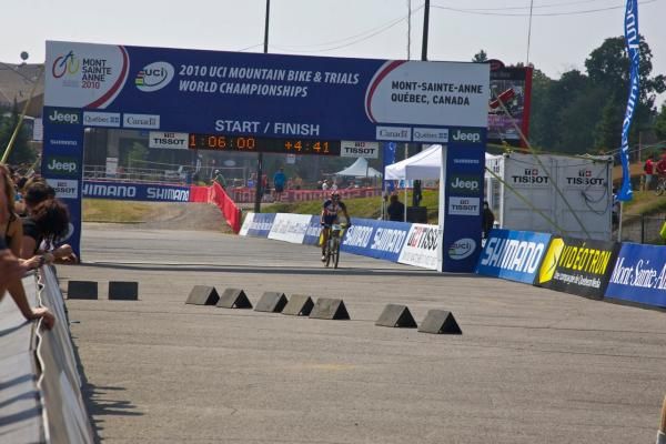 Katie Compton finishes off the team relay for Team USA