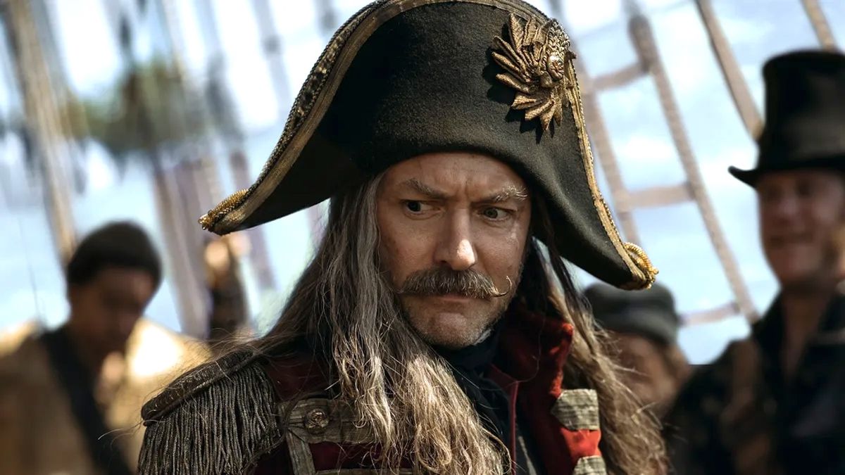 Jude Law Reveals The Intense Reason His Hook Has Two Eye Colors In ...