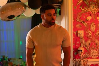 Prince McQueen becomes more certain that Peri Lomax killed Rayne in Hollyoaks.