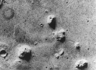 imaginea originală 'Face on Mars' realizată de Viking 1 orbiter al NASA, la scară gri, la 25 iulie 1976. Imaginea prezintă un masiv rămășiță situat în regiunea Cydonia.