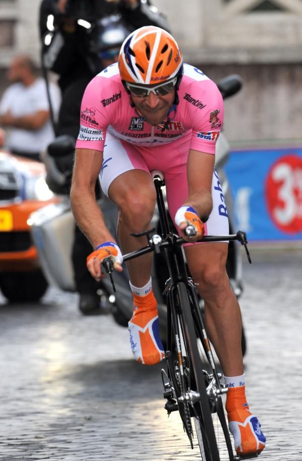 Denis Menchov (Rabobank) survived a late crash to win the 2009 Giro d'Italia.