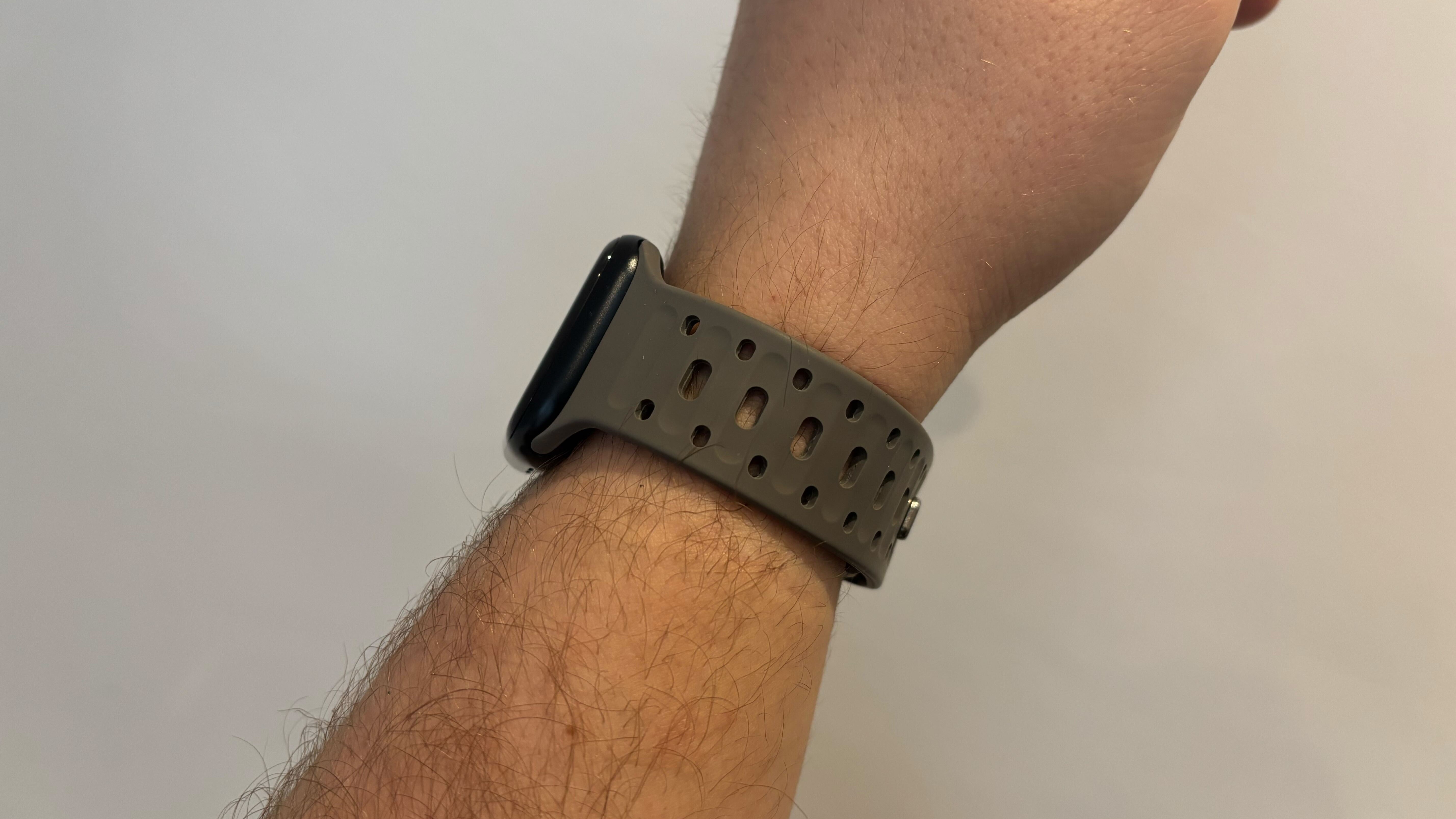 A close up of the Apple Watch SE 2 on a wrist