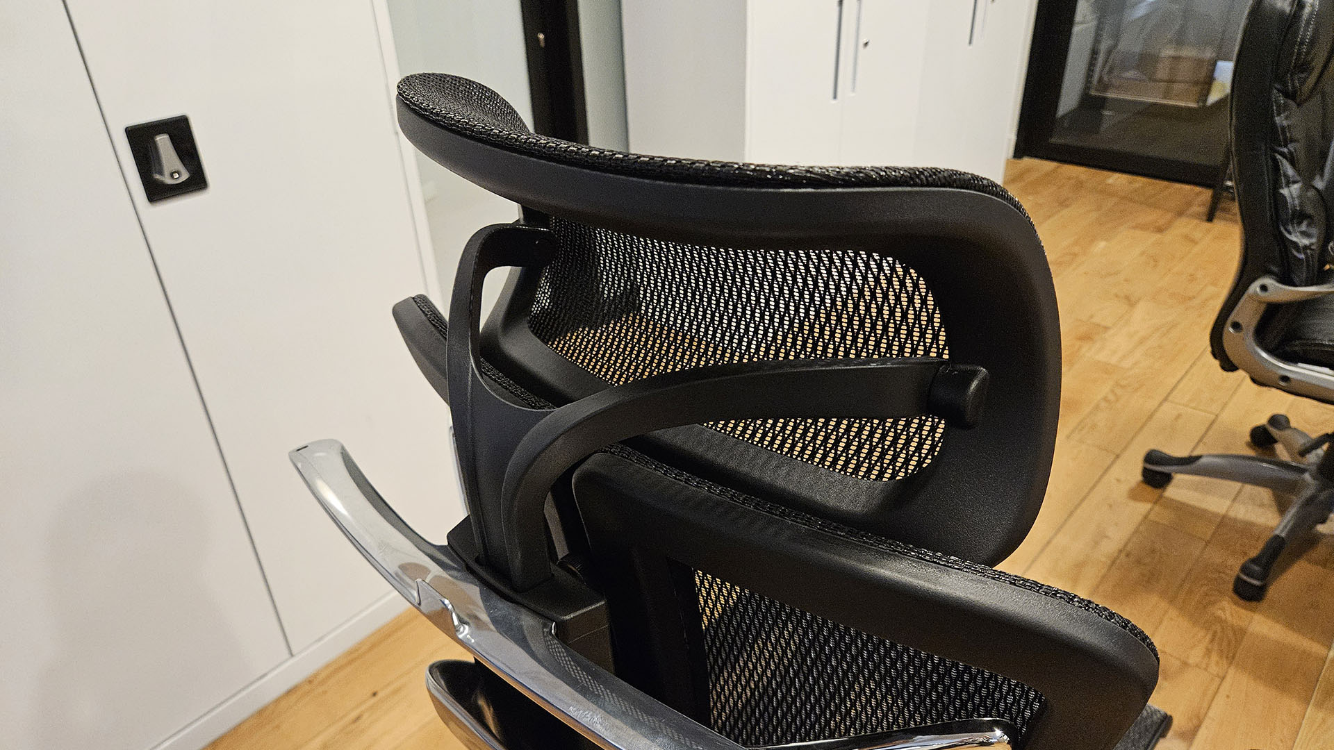The back of the headrest of the OdinLake Ergo Butterfly 753