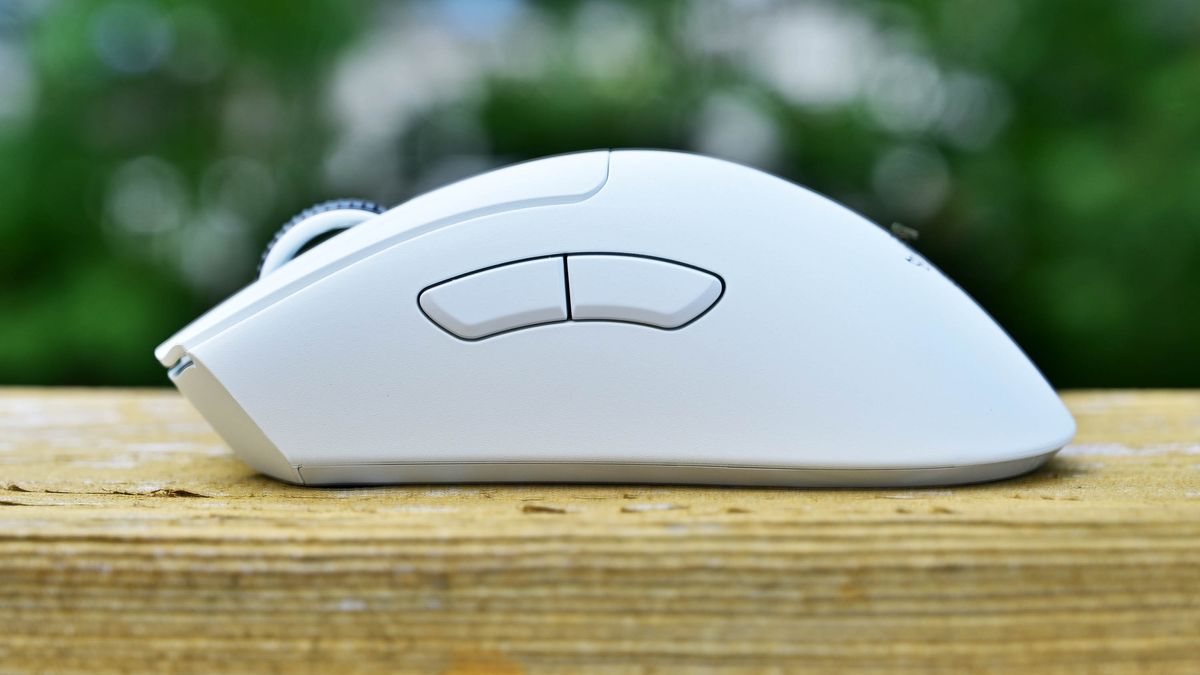 Razer DeathAdder V3 Pro in white (2022).