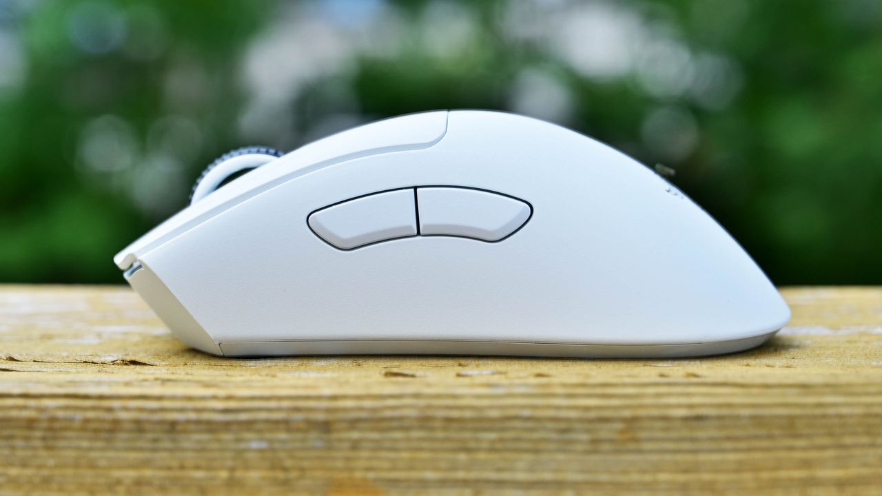 Razer DeathAdder V3 Pro in white (2022).