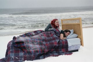 kate winslet and jim carrey in Eternal Sunshine of the Spotless Mind