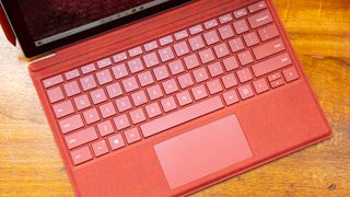 El teclado Type Cover tiene ahora un recorrido más profundo-sensación de desplazamiento, así como una sensación de mayor rebote cuando nuestros dedos abandonan las teclas.