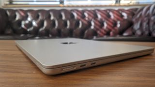 Suljettu MacBook Air 13" (M3, 2024) puisella kahvipöydällä