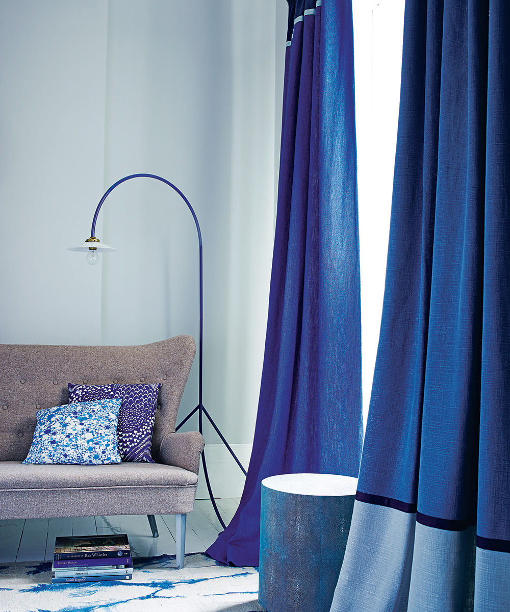 Синий индиго цвет шторы в гостиной