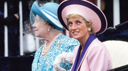  The Queen Mother (L) and Diana, Princess of Wales arrive at second day of Royal Ascot in an open carriage on June 20 1990 in Ascot, England.
