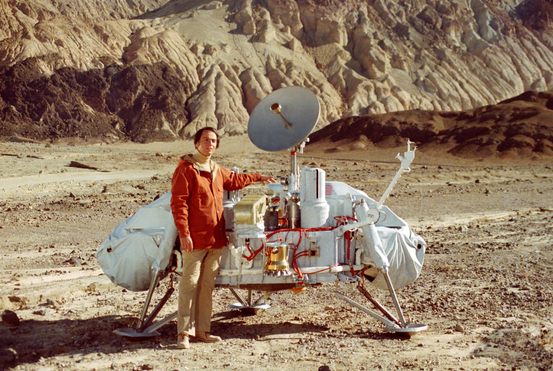 Het Delta Front bij Jezero Crater zoals gezien door NASA's Perseverance rover.  Dit overblijfsel van waaiervormige afzettingen staat bekend als de delta - het verhoogde gebied van donkerbruin gesteente in Middle Earth.