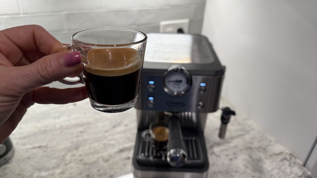De'Longhi Linea Classic Espresso Machine in action