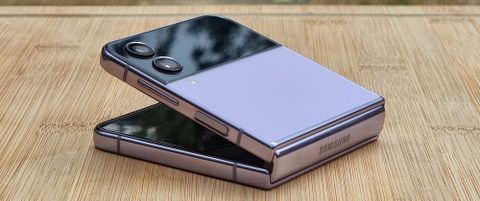 Samsung Galaxy Z Flip 4 di colore viola aperto ad angolo acuto