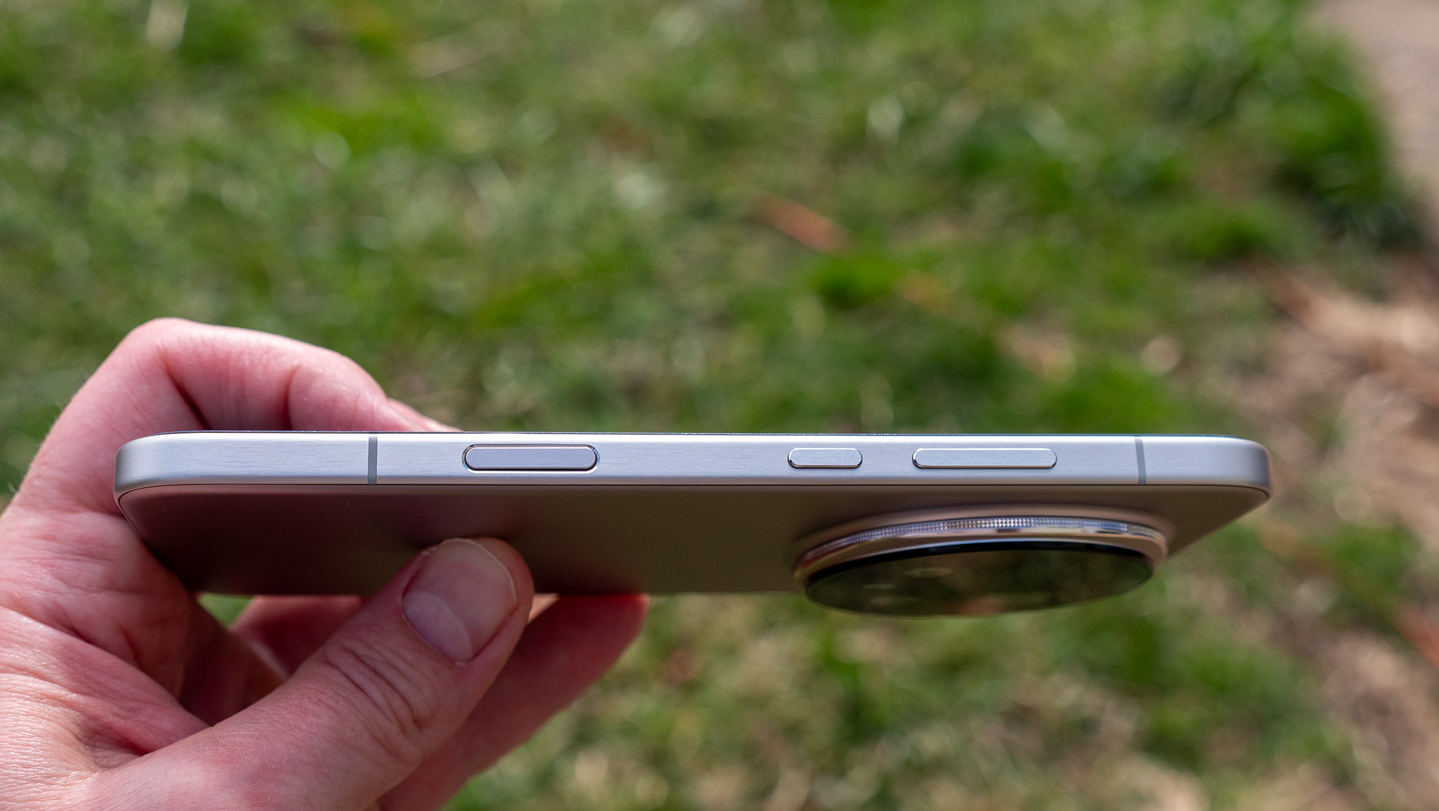 Looking at the new camera button on the right side of the Honor Magic 8 Pro