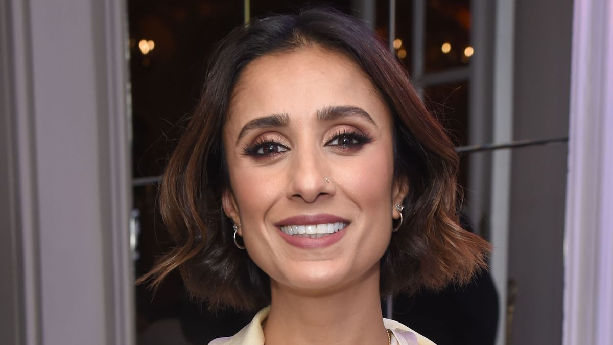 Nous n'étions pas sûrs des pastels pour l'hiver jusqu'à ce que nous voyions le pull rose poudré et le bonnet en laine sauge d'Anita Rani.