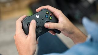 Une manette Xbox Series X tenue à deux mains