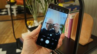 Een man gebruikt de selfiecamera van de Samsung Galaxy S23 Plus