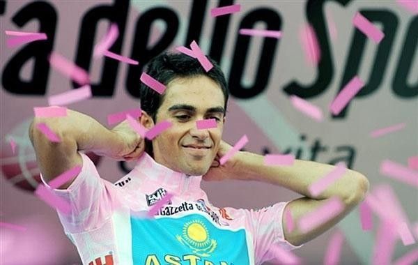 A smiling Contador makes sure the pink jersey fits alright.