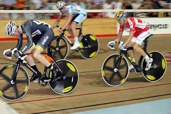 Eventual scratch race winner watches a West Australian rival and Jack Bobridge (SA) come through during the race