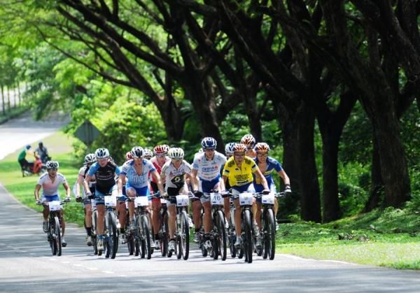 Men's overall leader Fabian Giger (Swi) Rabobank-Giant Offroad Team patrols the front of the group