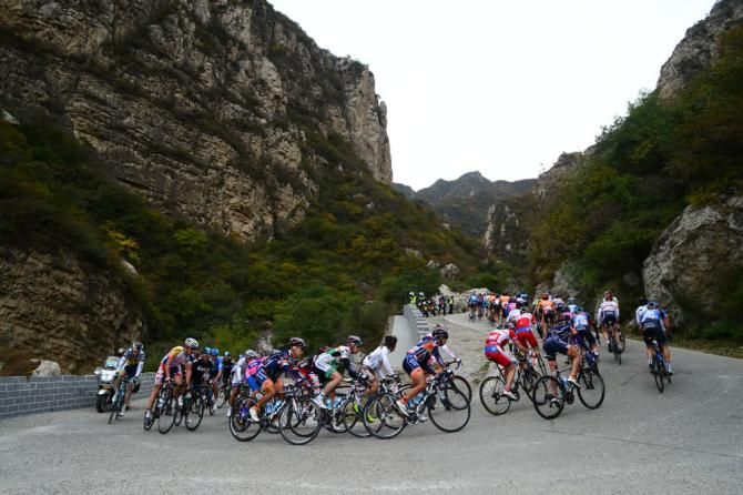 Peloton at the beginning of the 1st KOM point