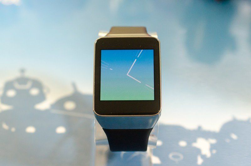 the Reveal watch face has traditional hands with small areas where markers are displayed