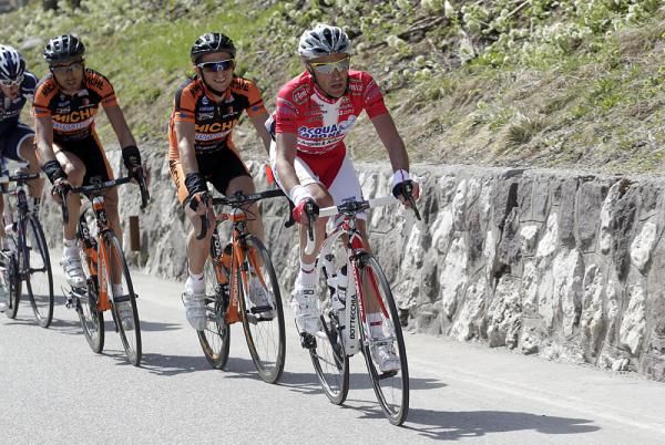 Stefano Garzelli (Acqua &amp; Sapone) takes a turn at the front of the break
