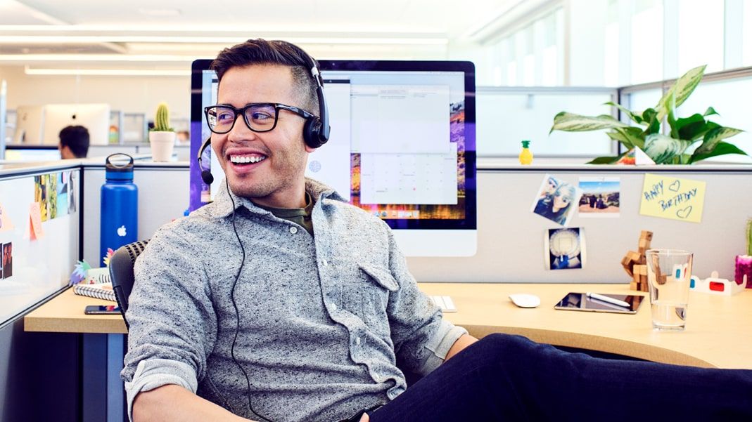 An Apple support employee in front of a Mac.