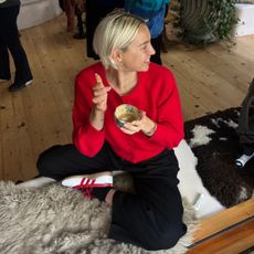 Health writer Ash S trying Mel Robbins' weekly brain dump method for productivity