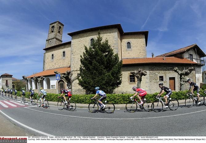 The peloton during stage 3