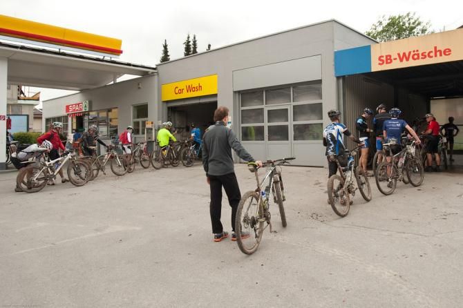 Racers line up for the bike wash after stage 2 at the Bike Four Peaks