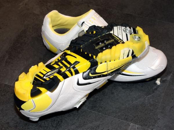 The Team Issue mountain bike shoe gets a new carbon plate and co-molded lugged outsole.