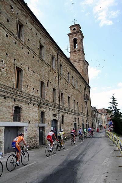 The peloton stretched out.