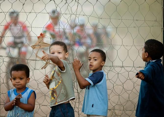 Young spectators en route