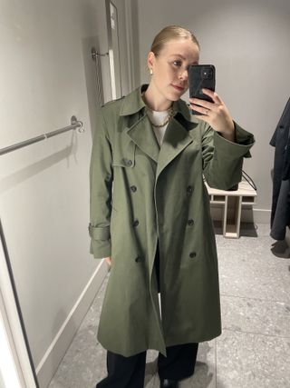 Woman wears green trench coat from Uniqlo