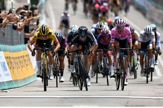 Marianne Vos, Charlotte Kool, Elisa Balsamo sprinting at the Giro d'Italia Donne