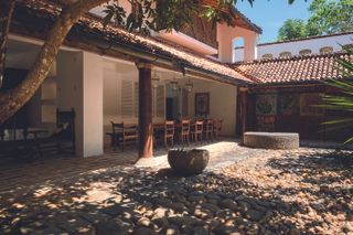 courtyard and seating at Ena de Silva house by Geoffrey Bawa in Sri Lanka