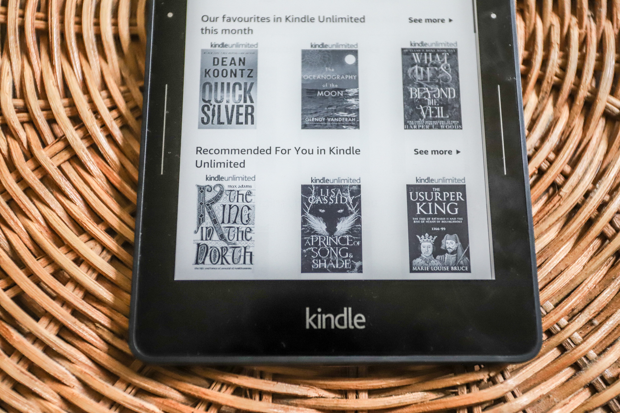 Navegando no catálogo Kindle Unlimited em um Kindle Voyage