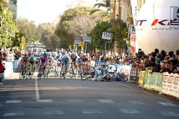 Danilo Hondo (Lampre-Farnese Vini), having just finished his lead-out, looks over to see teammate Alessandro Petacchi on the ground.