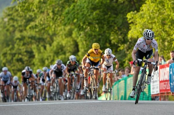 Amber Neben (HTC-Highroad) attacks the bunch.