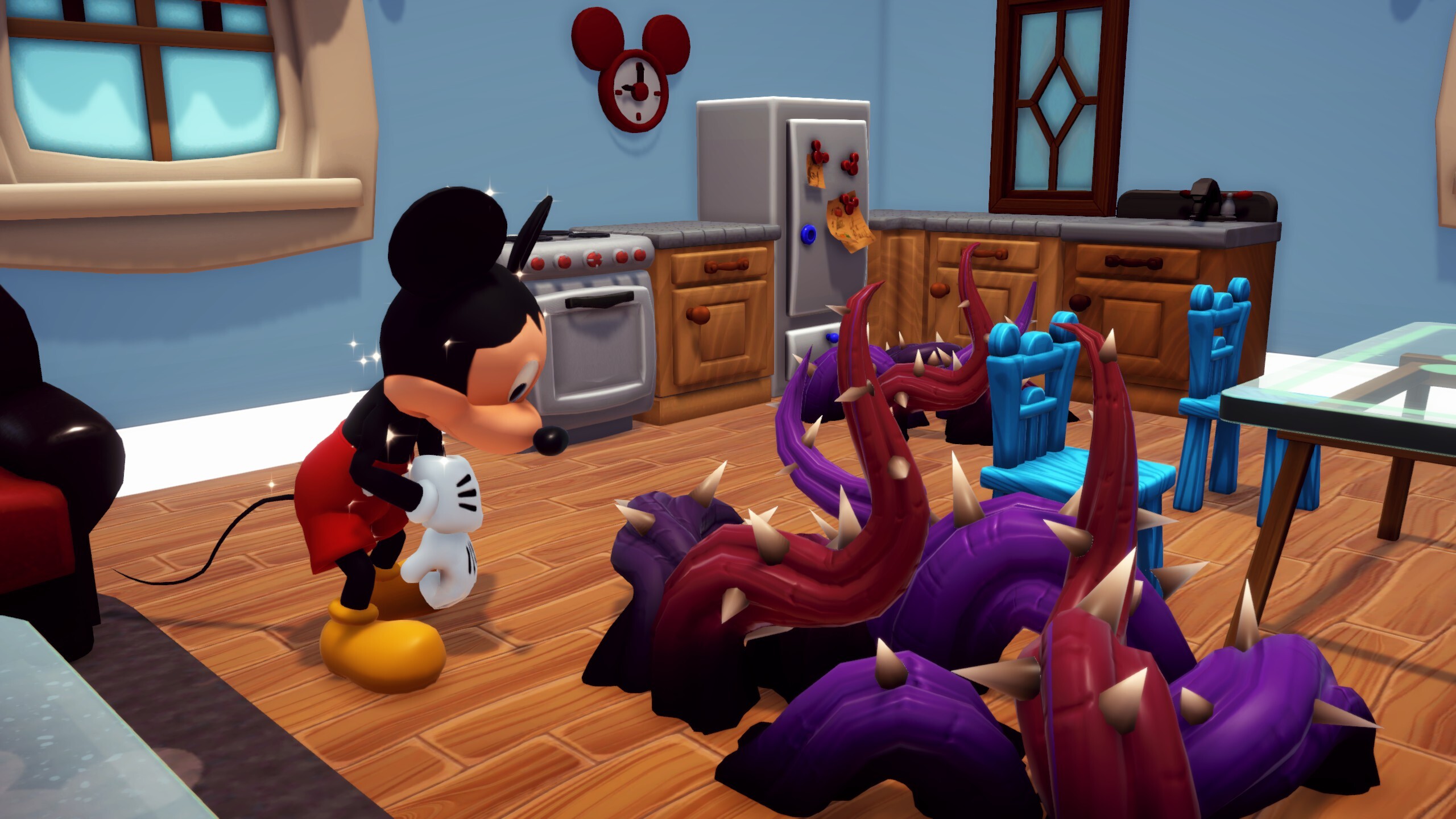 Mickey Mouse regardant des épines dans sa maison