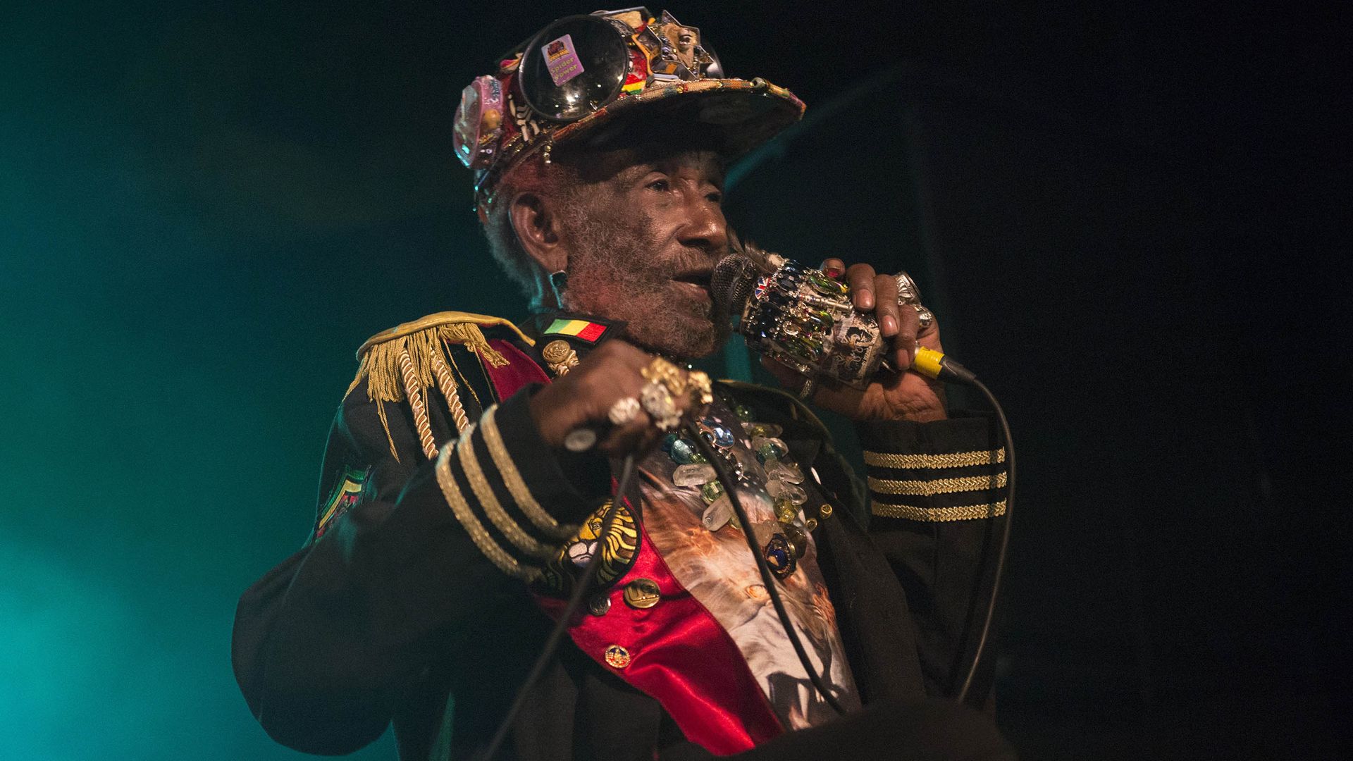 Scratch perry. Ли Перри ямайский музыкант. Ли «скретч» Перри в Москве. Lee Scratch Perry Военная форма. Ли скретч Перри фильм.