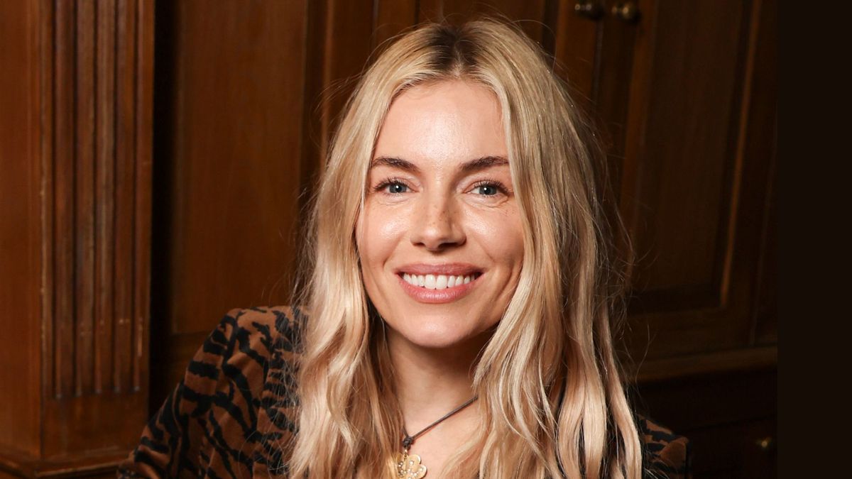 西耶納·米勒（Sienna Miller）售出的塞贊斯（Sezane）風衣終於回來了